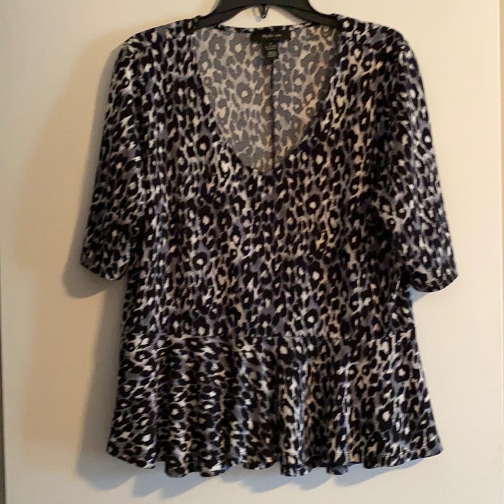 Style and Company cap sleeve top - like new condition -Size L